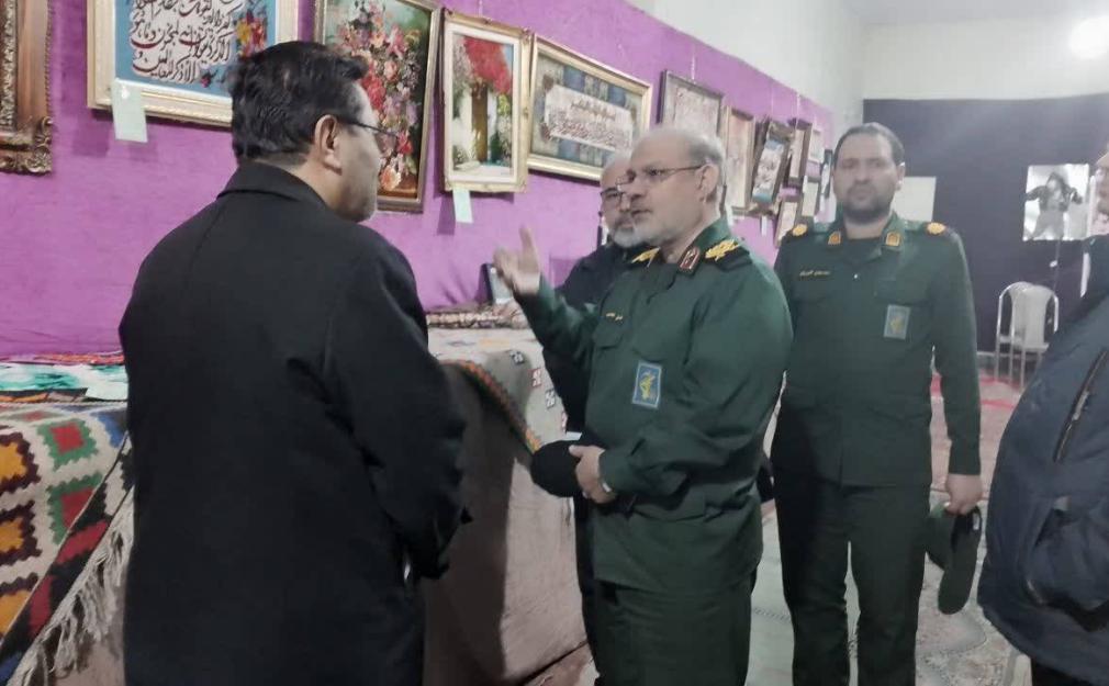 سردار محبی در حال بازدید از آثار هنری نمایشگاه خانواده کارکنان سپاه